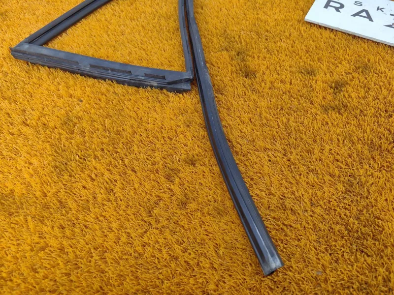 Уплотнитель стекла двери