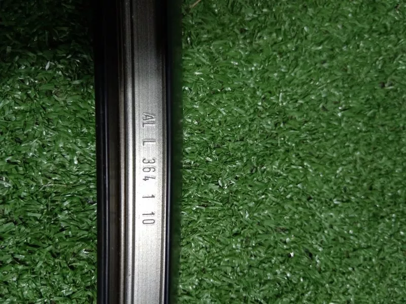 Направляющая стекла двери