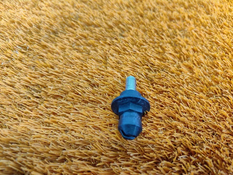 Болт двигателя