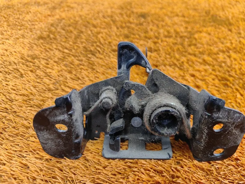 Замок капота