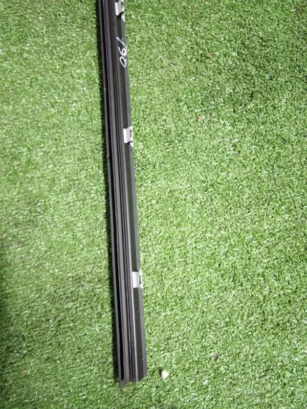 Направляющая стекла двери