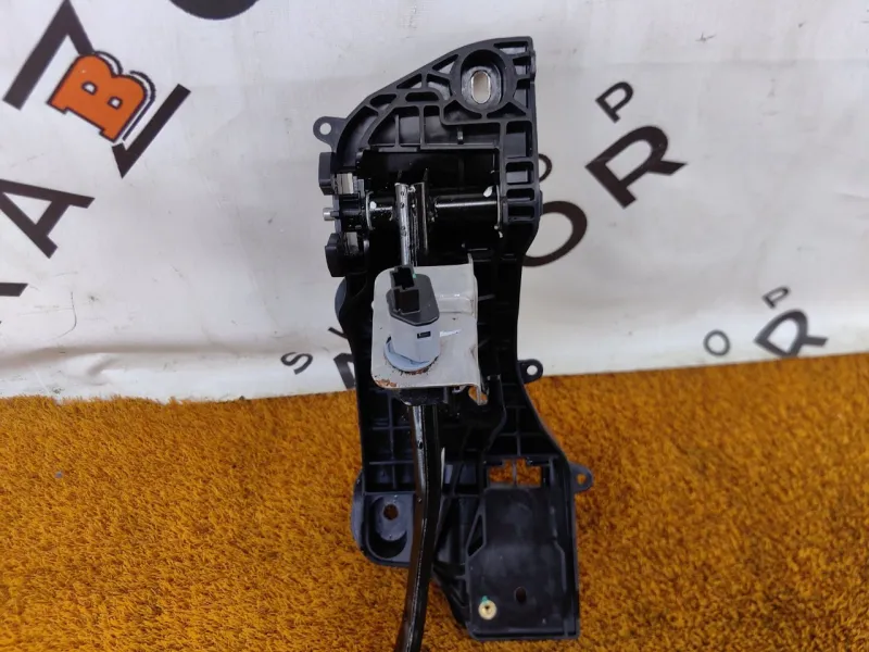 Педаль тормоза