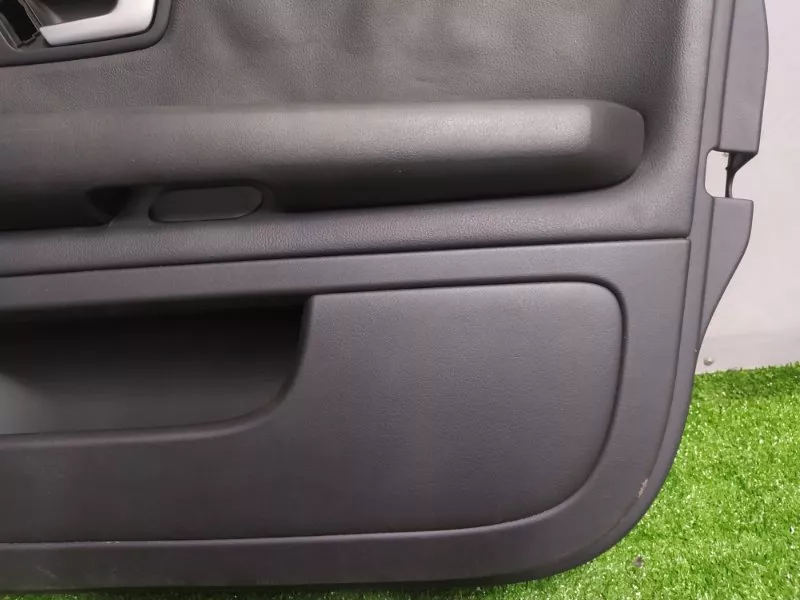 Обшивка двери Audi A4 2005 8E1867106В B7, передняя правая