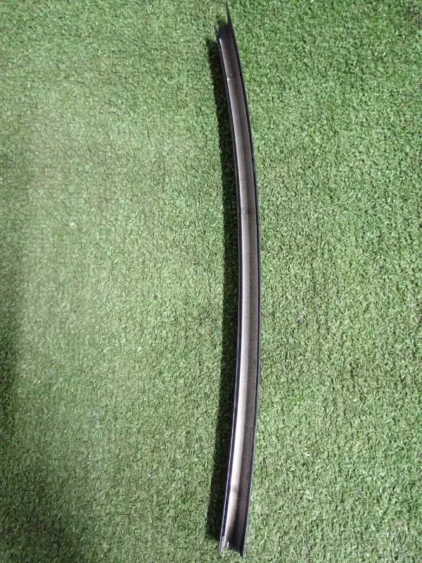 Направляющая стекла двери