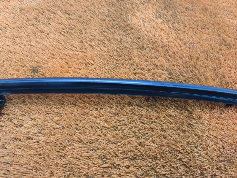 Направляющая стекла двери