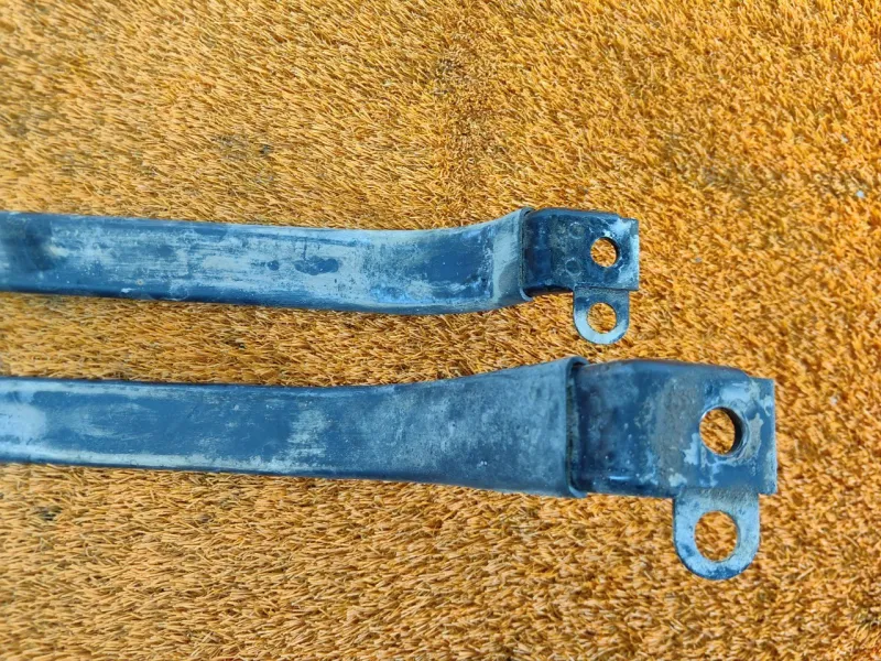 Крепление топливного бака