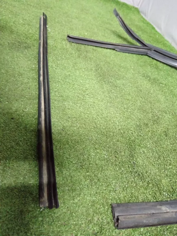 Уплотнитель стекла двери