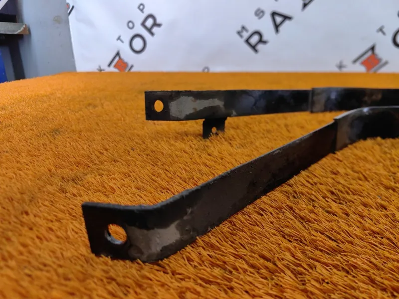 Крепление топливного бака