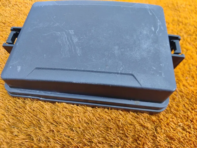 Крышка блока предохранителей