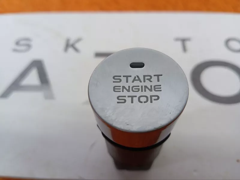 Кнопка запуска двигателя