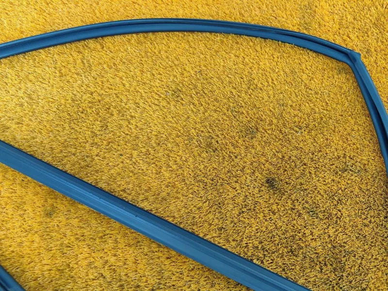 Уплотнитель стекла двери