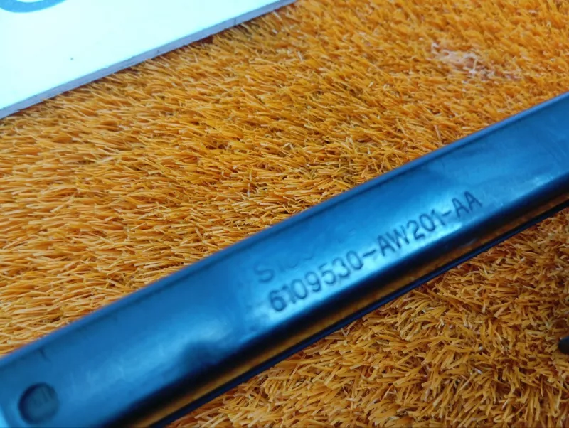 Направляющая стекла двери