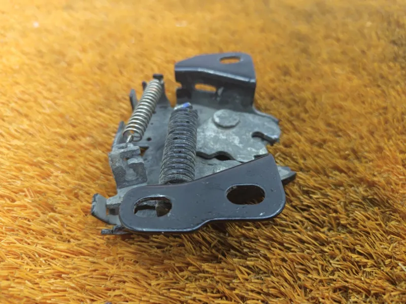 Замок капота