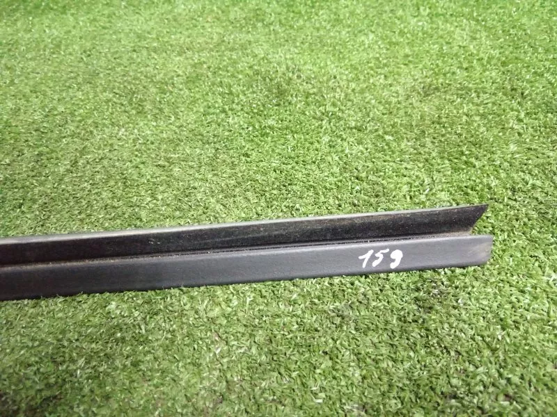 Направляющая стекла двери