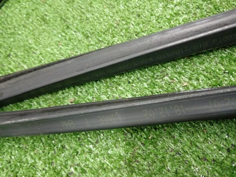 Уплотнитель стекла двери