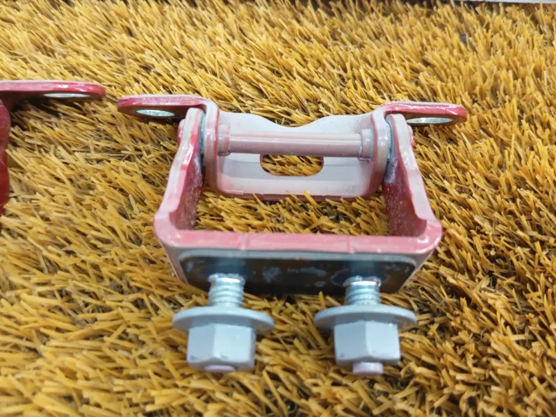 Петля двери багажника