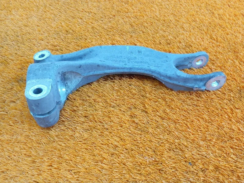 Крепление амортизатора