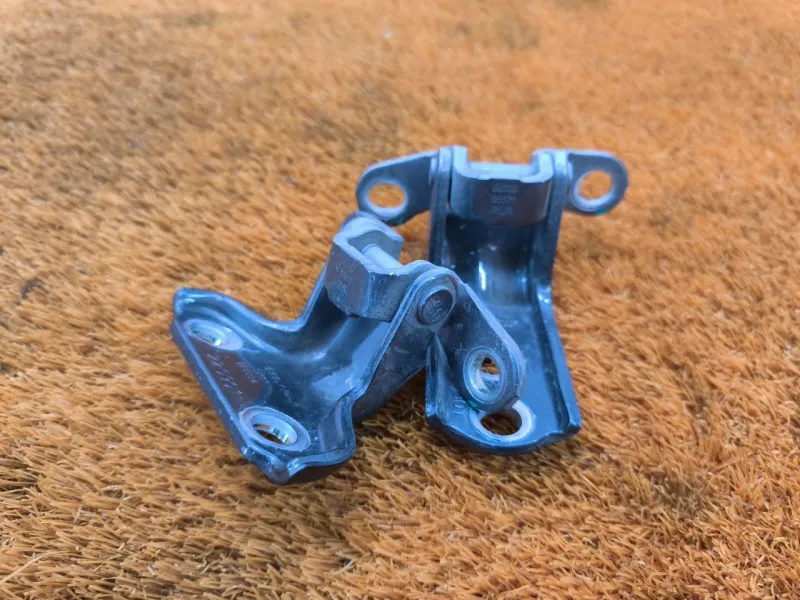 Петля двери