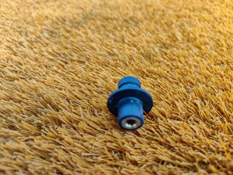 Болт двигателя