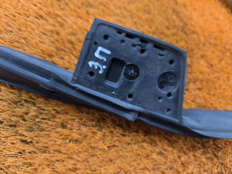 Уплотнитель двери