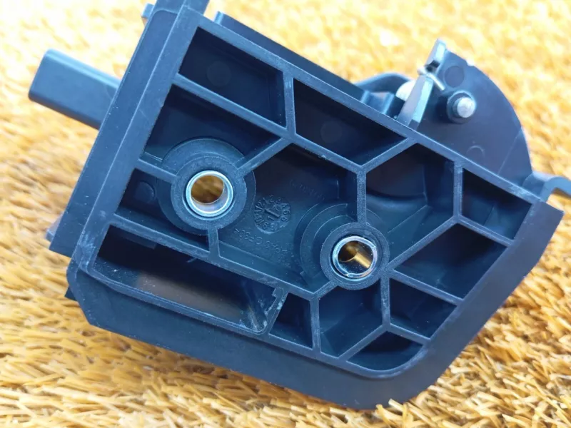 Кронштейн шторки багажника