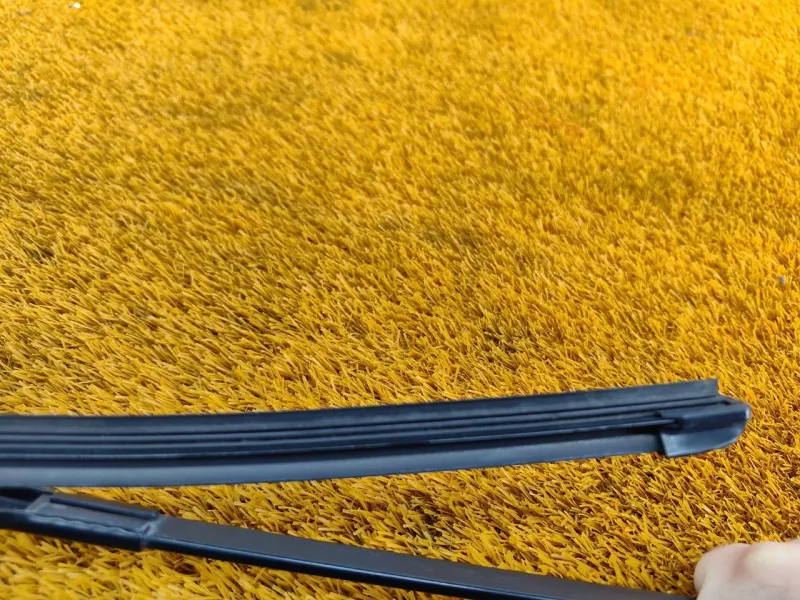 Поводок стеклоочистителя лобового стекла