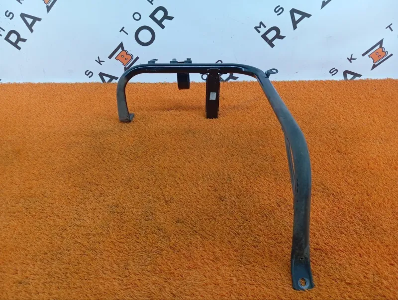 Крепление топливного бака