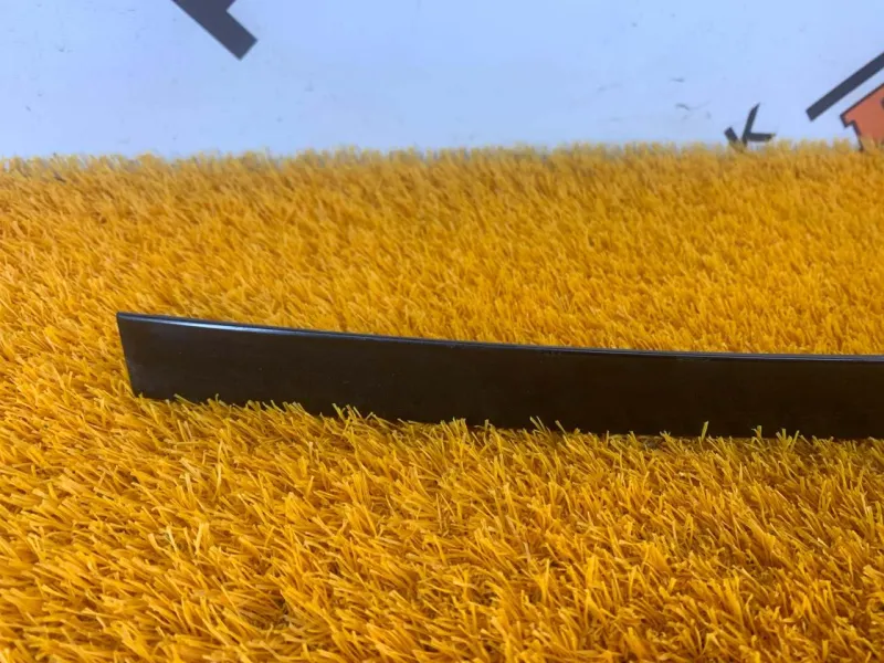 Направляющая стекла двери