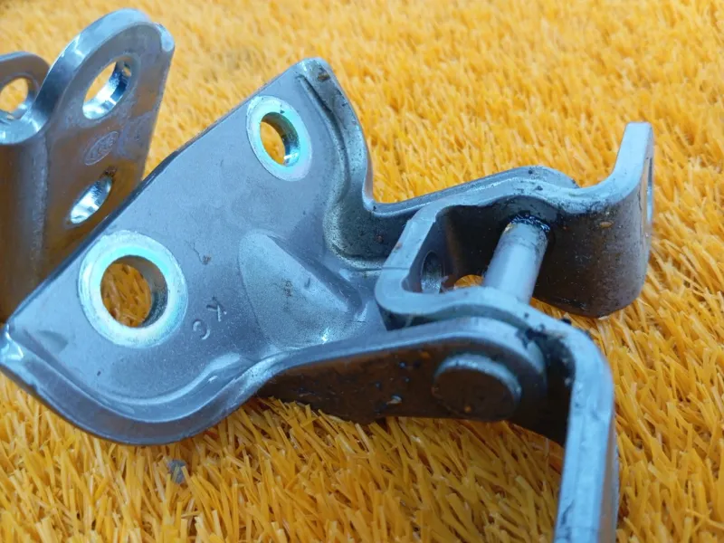 Петля двери