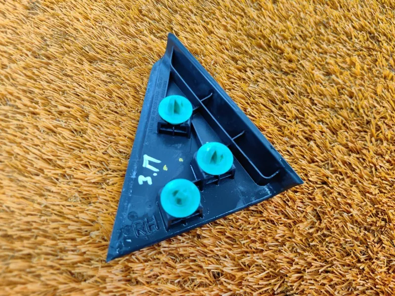 Уголок двери