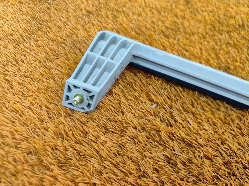 Направляющая стекла двери