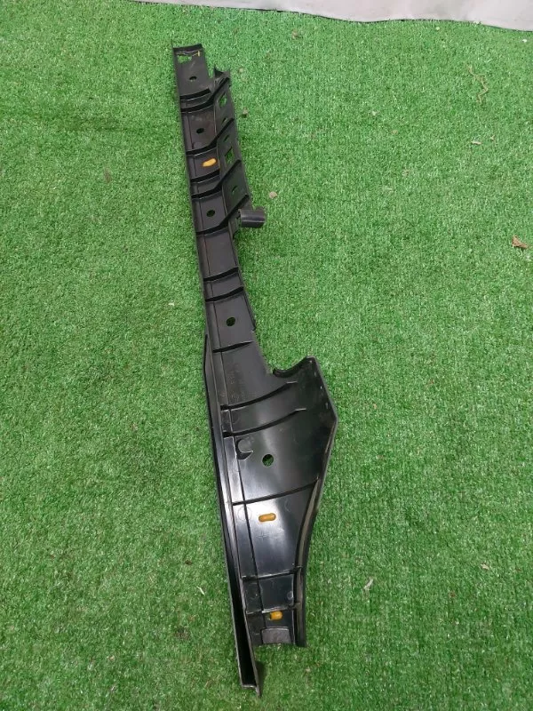 Кронштейн обшивки двери