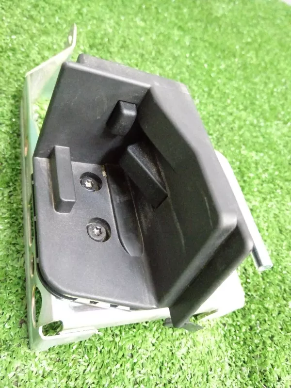 Кронштейн шторки багажника