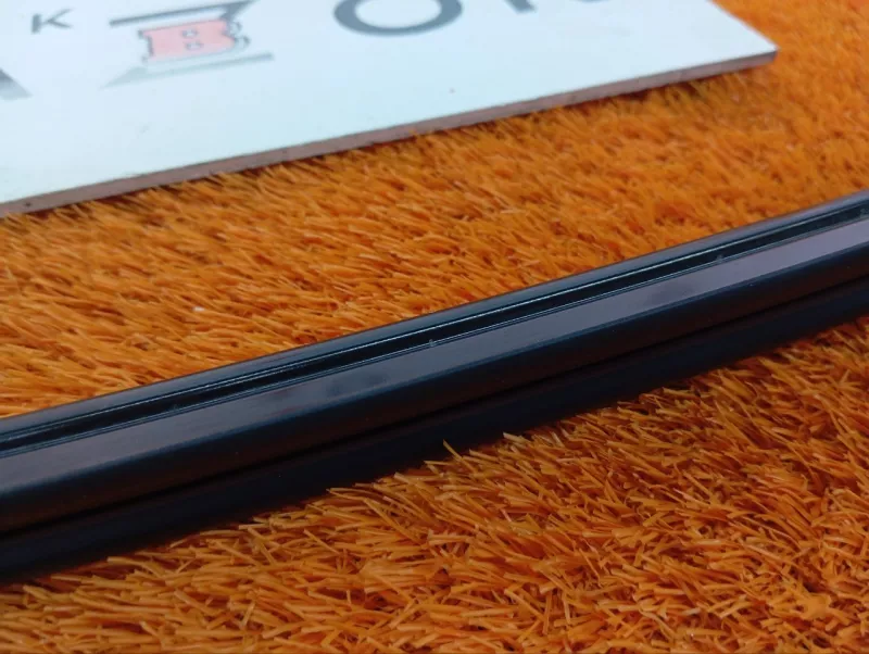 Направляющая стекла двери