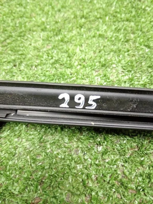 Направляющая стекла двери