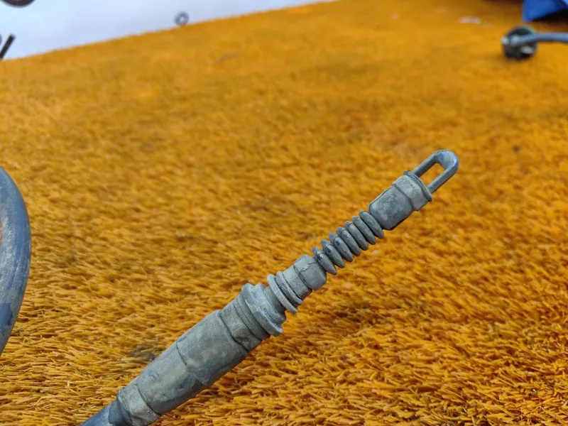 Трос стояночного тормоза