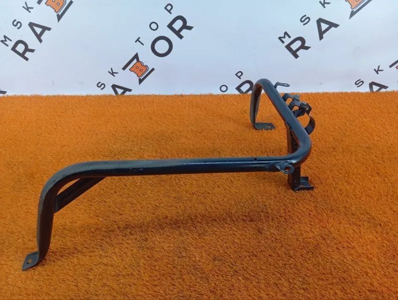 Крепление топливного бака