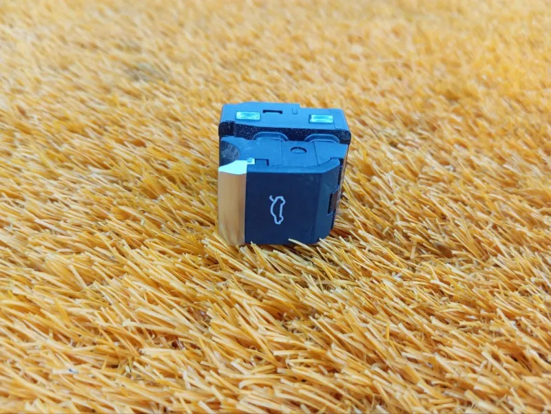 Кнопка открывания багажника