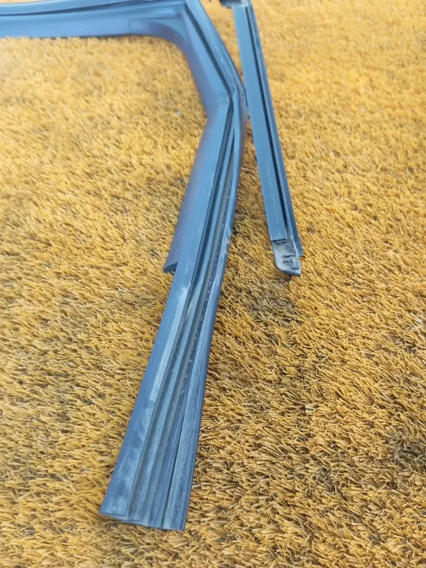 Уплотнитель стекла двери