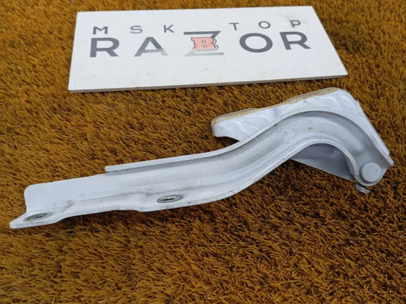 Петля капота