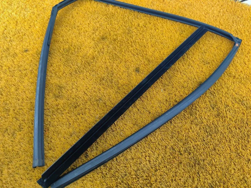 Уплотнитель стекла двери