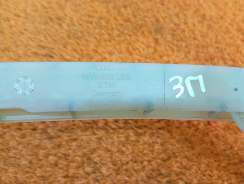 Направляющая стекла двери