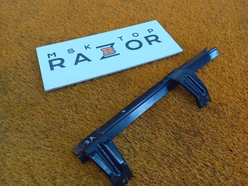 Направляющая стекла двери