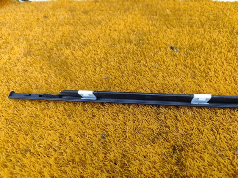 Уплотнитель стекла двери