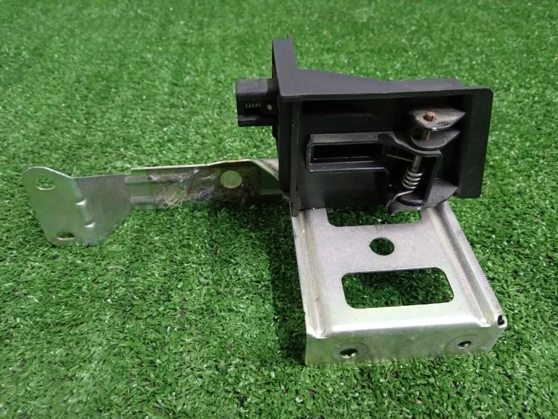 Кронштейн шторки багажника