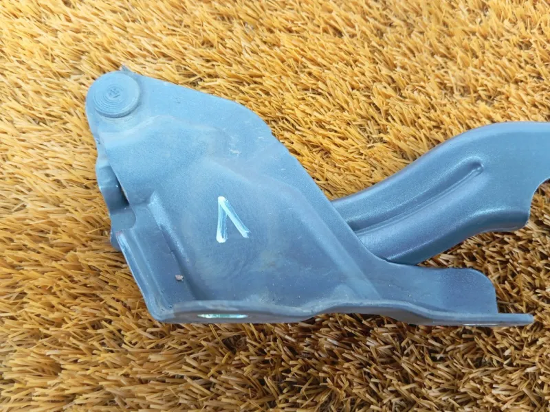 Петля капота