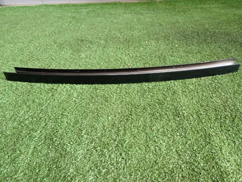 Направляющая стекла двери