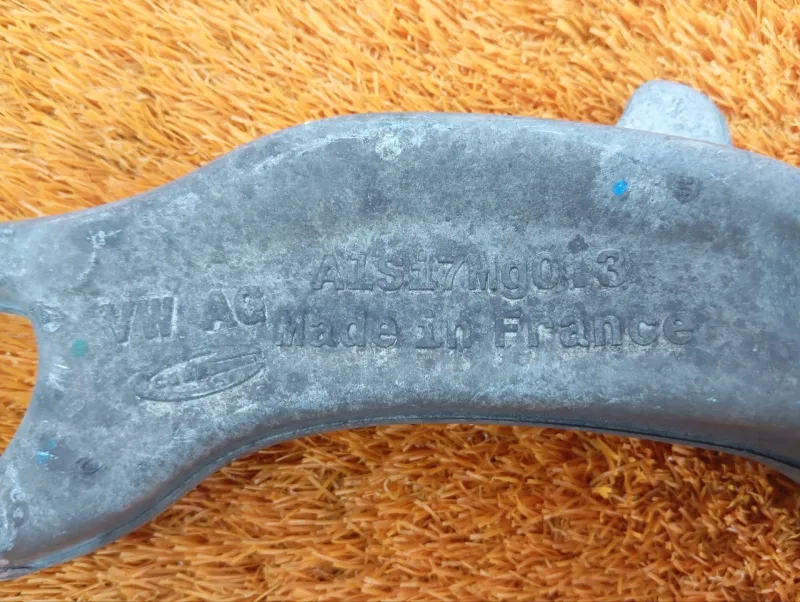 Крепление амортизатора