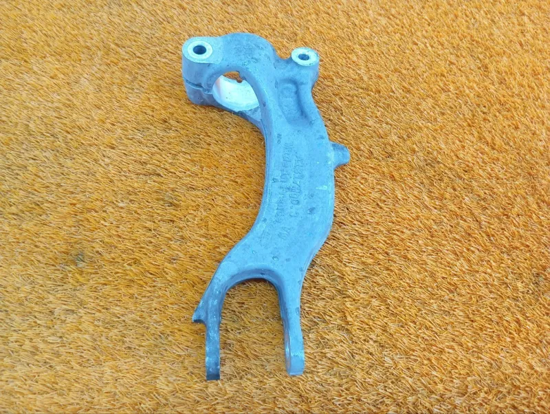 Крепление амортизатора