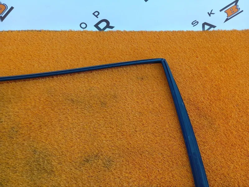 Уплотнитель стекла двери